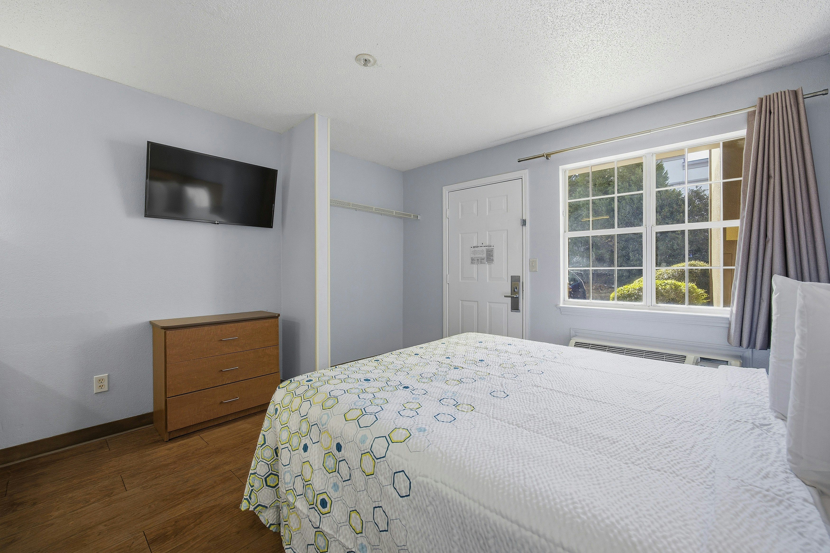 Studio, Queen Bed