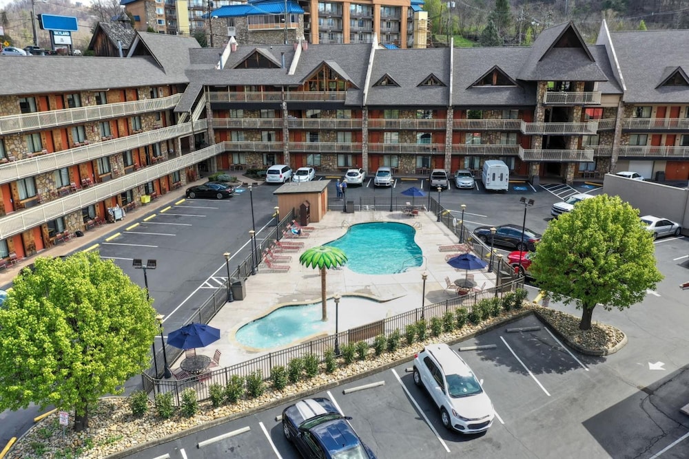 Crossroads Inn & Suites 6/68