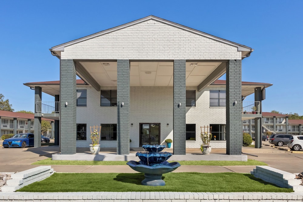HomeTowne Studios San Antonio E - Frost Bank Center in SAN ANTONIO - TX