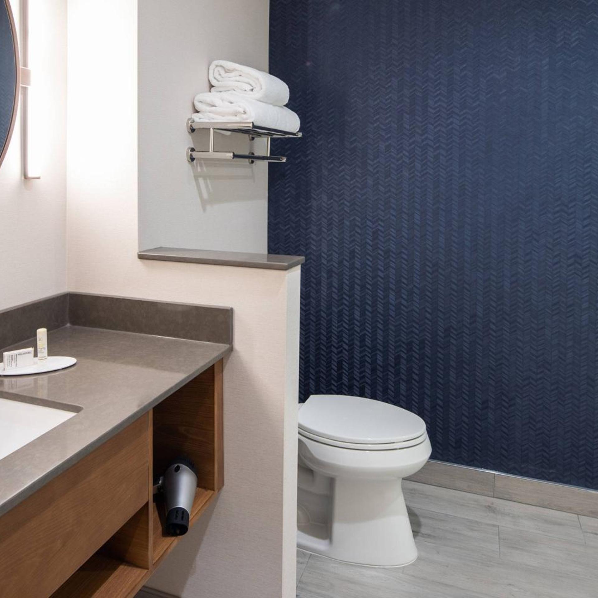 جناح تنفيذي بسرير كينج مع أريكة، Fairfield Inn & Suites by Marriott Anaheim Los Alamitos 4/4