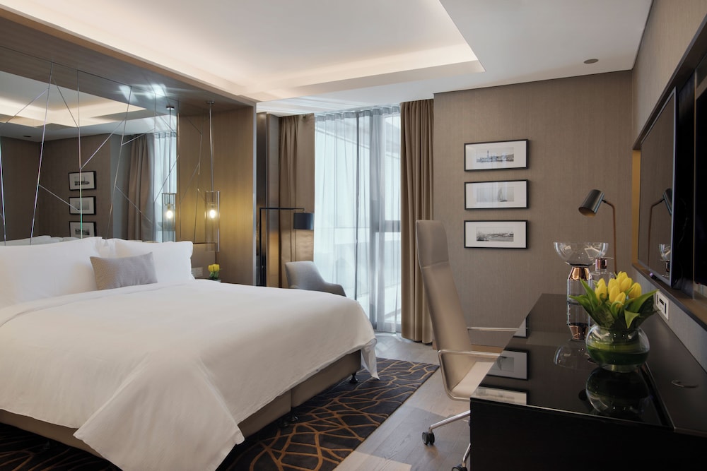 1 BEDROOM, SUITE