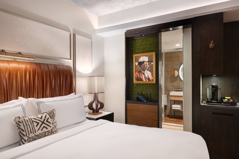 Studio, King Bed, Water View, Accessible