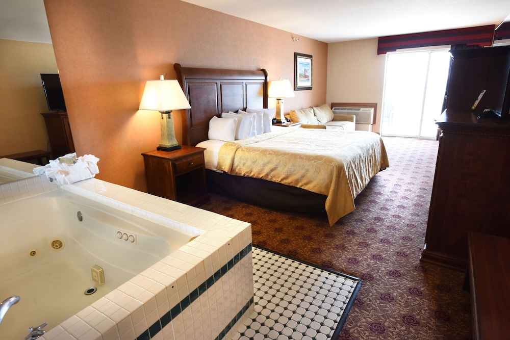 غرفة ديلوكس بسرير كينج بإطلالة على البحيرة مع أريكة بحوض جاكوزي، Hamilton Inn Select Beachfront 6/7