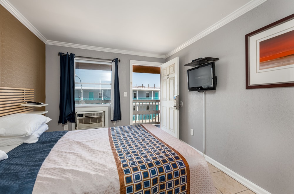 Boardwalk Hotel Charlee Beach House Rentals 7/50