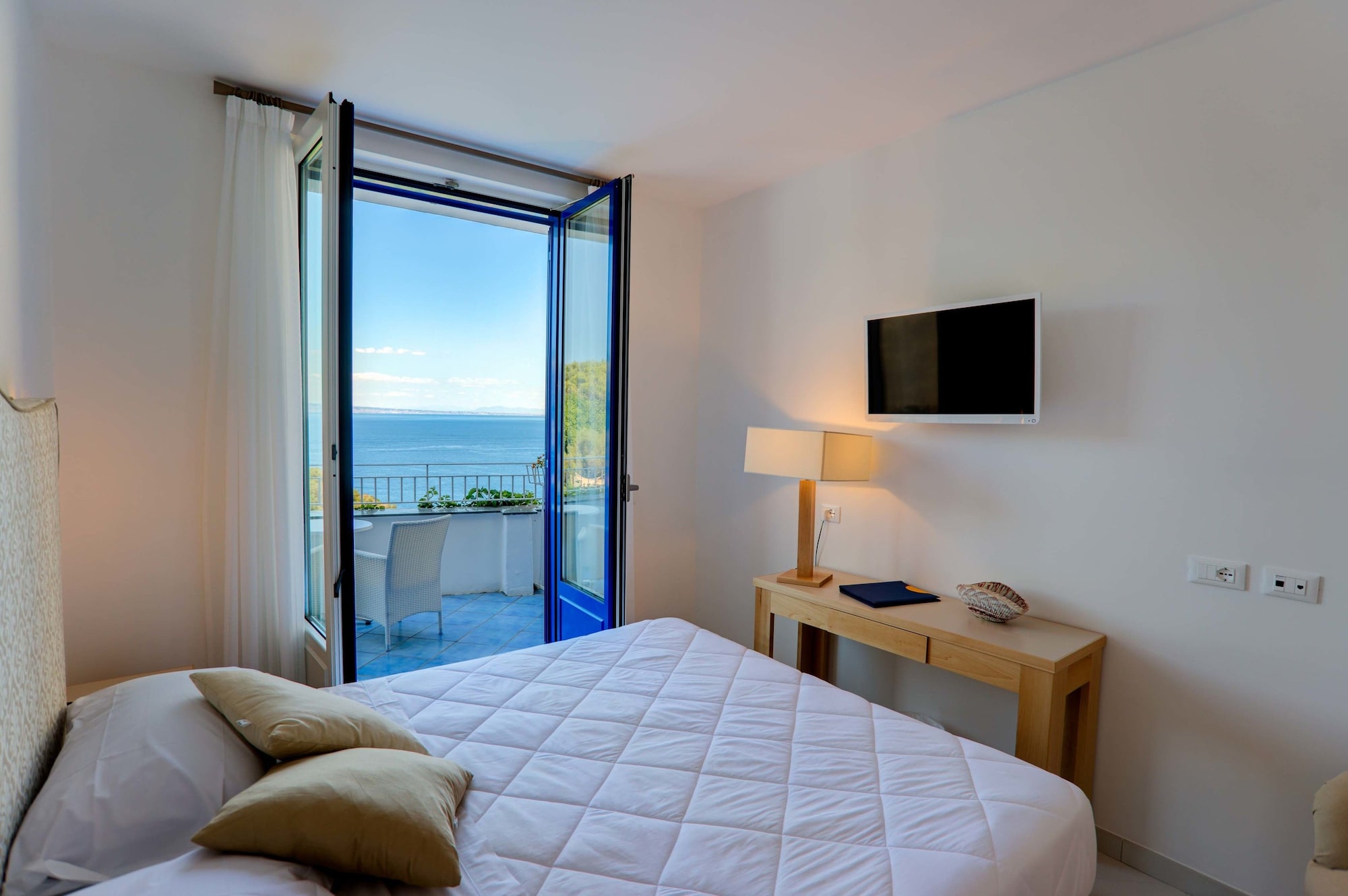 DELUXE, DOUBLE BED, SEA VIEW