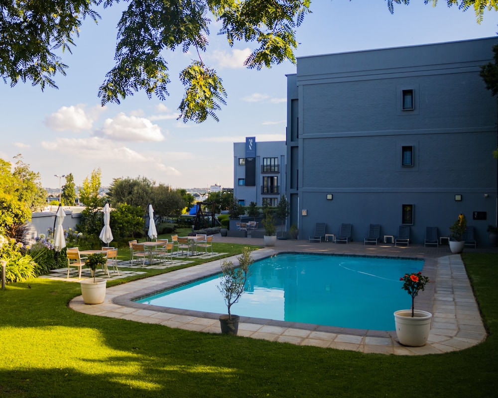 Max Executive Apartments 70/72