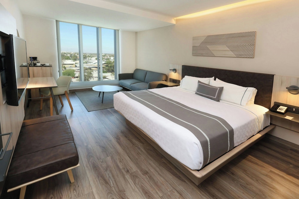 Superior, King Bed, Sofa