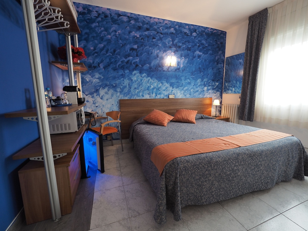 Room, Double Bed, Street View