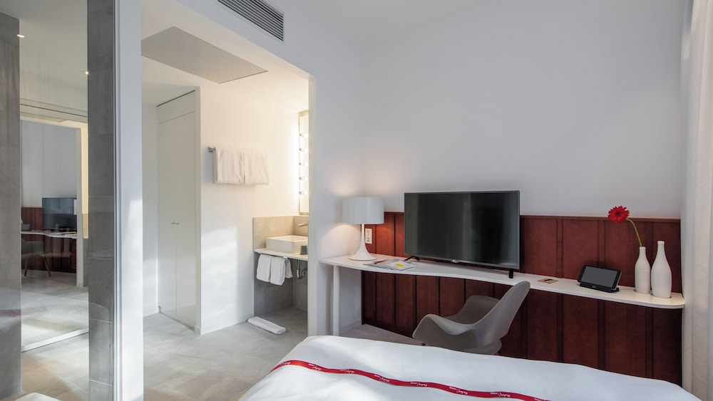 Nest, Queen Bed