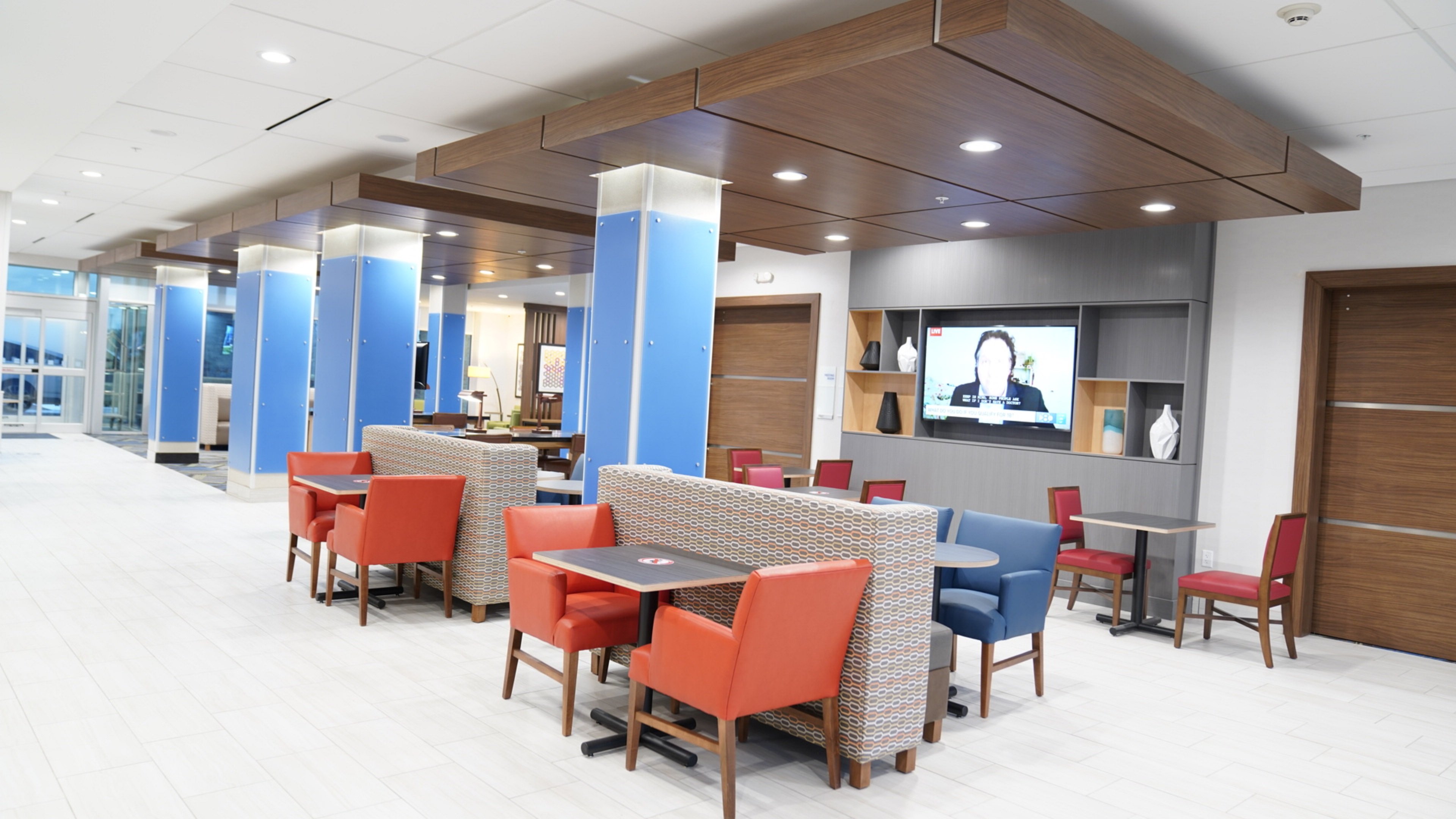 Holiday Inn Express & Suites Dallas Market Center – Love Fi 45/57