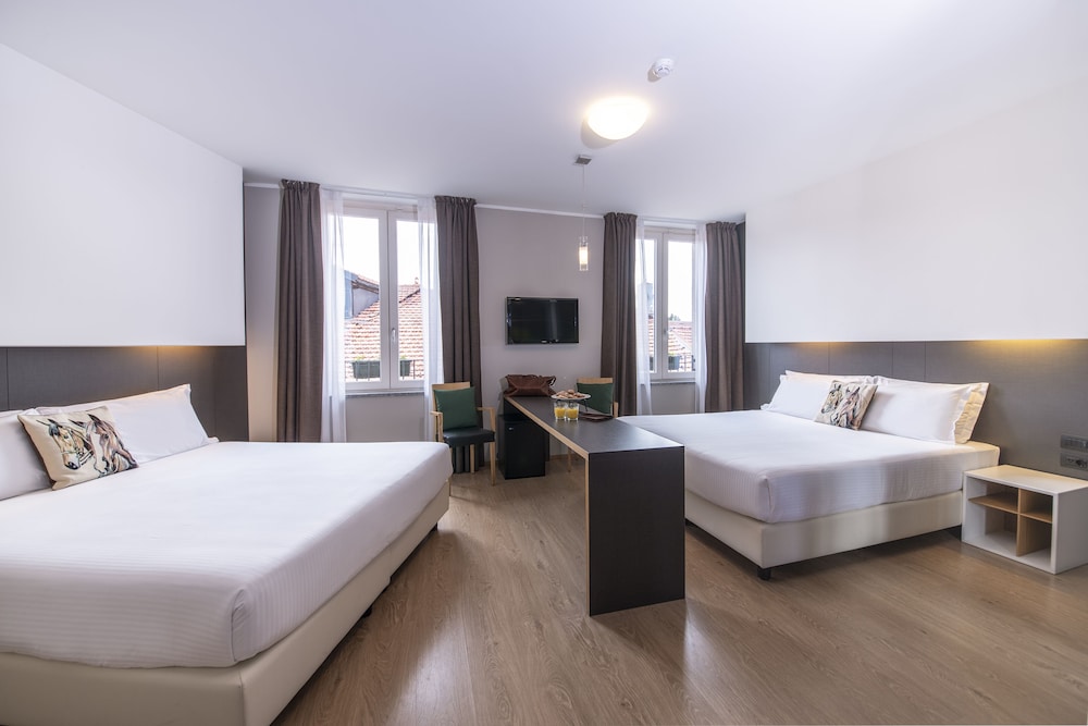ROOM, QUADRUPLE