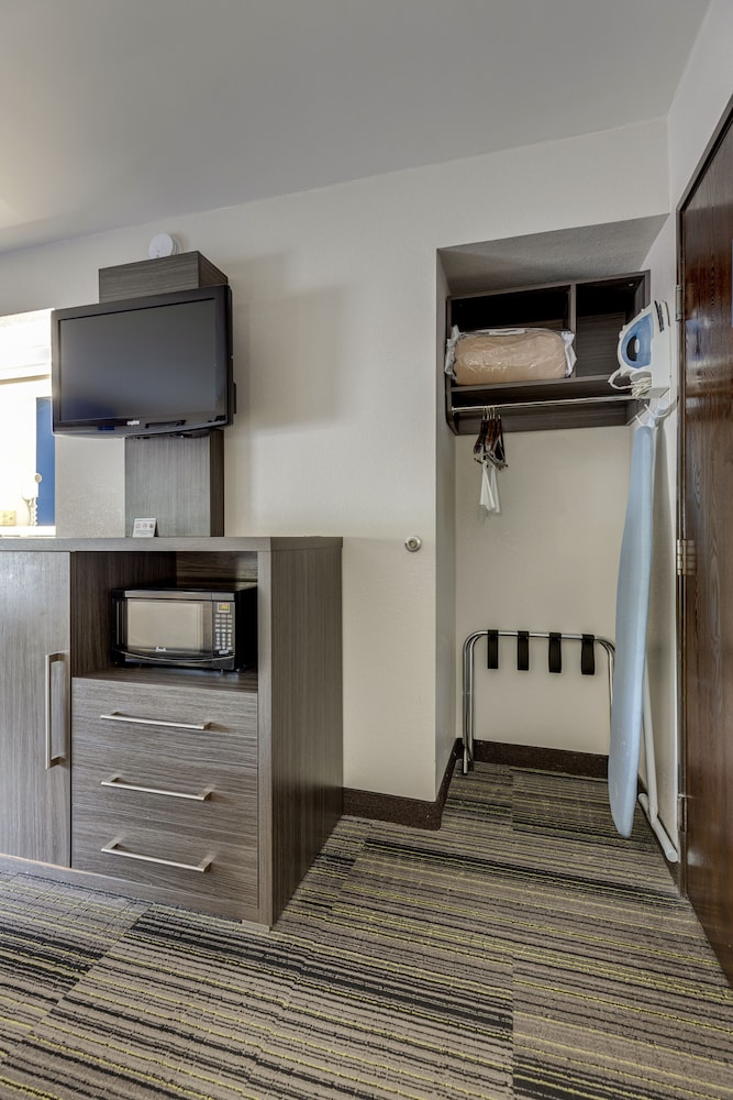 Alexis Inn and Suites Nashville Airport 34/40