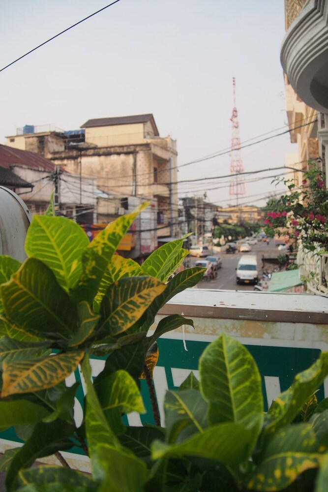 iHouse hotel 33/36