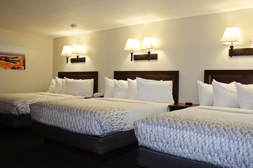 Family Suite, 1 Double and 2 Queen Beds, Bowen Motel 2/4