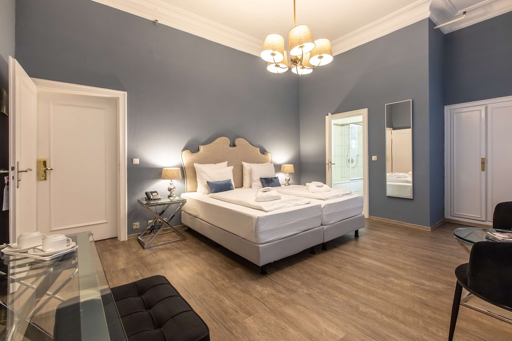 DELUXE, DOUBLE BED