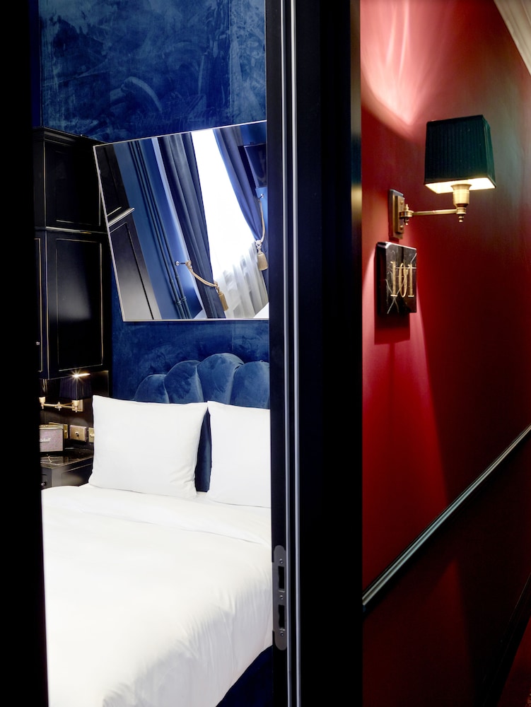 Petite, Queen Bed