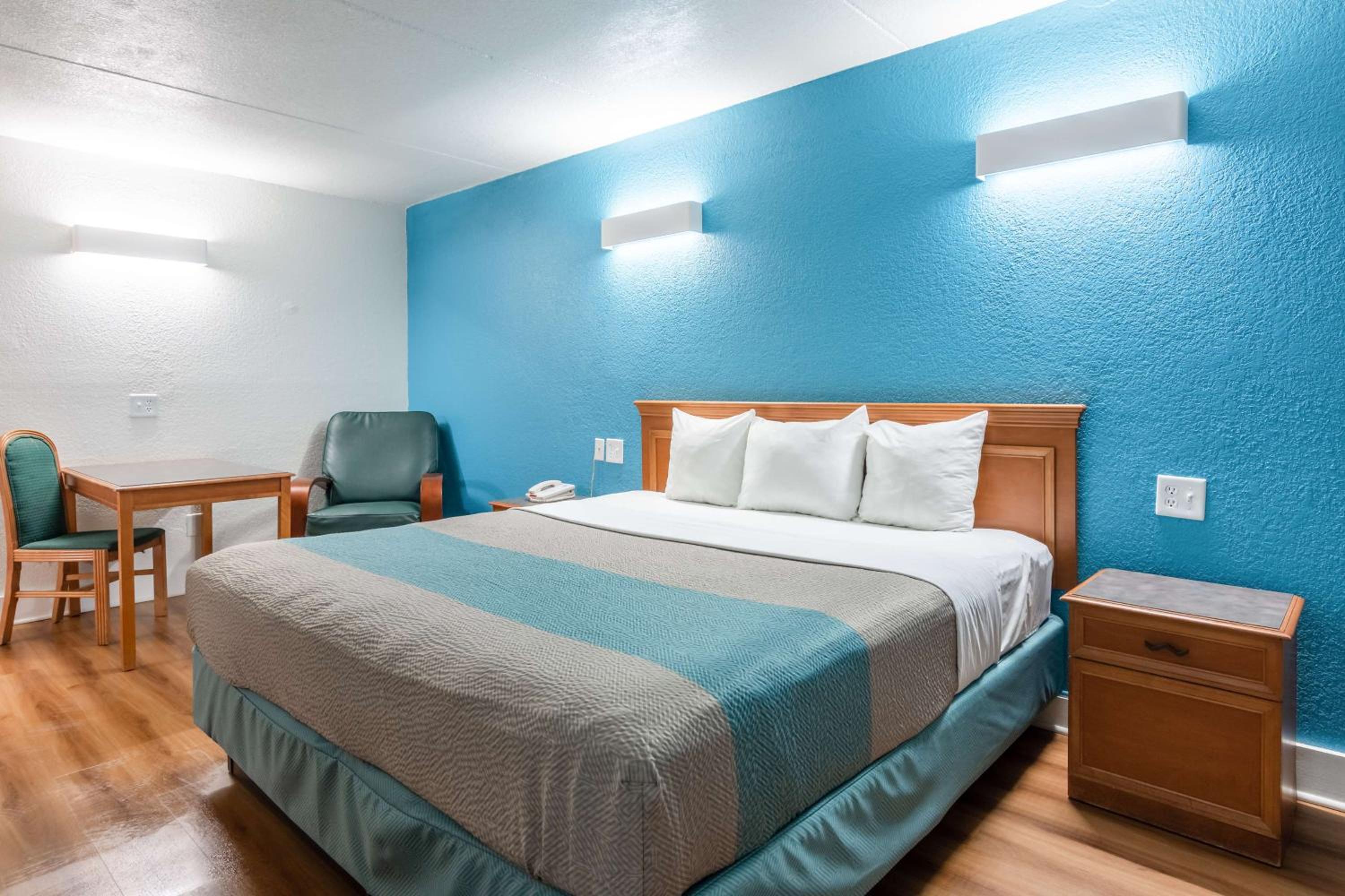 1 King Bed - Mobility Acc Tub Smk Micfridge، Motel6 North Little Rock, AR - McCain 5/8