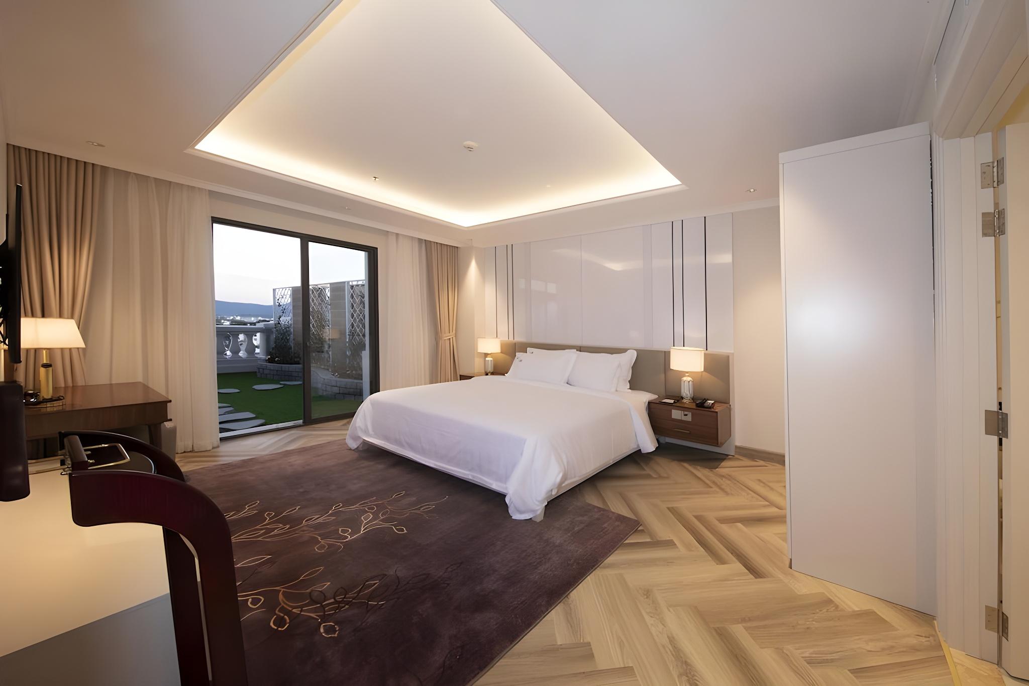 Grand, Suite, Garden View