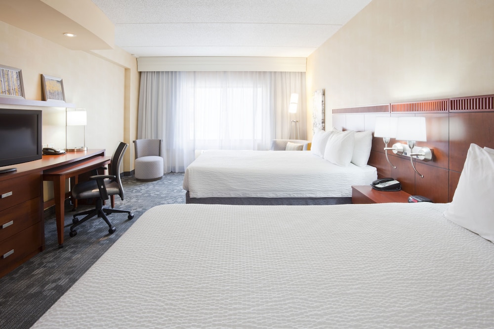 Courtyard by Marriott Minneapolis Maple Grove/Arbor Lakes 23/70