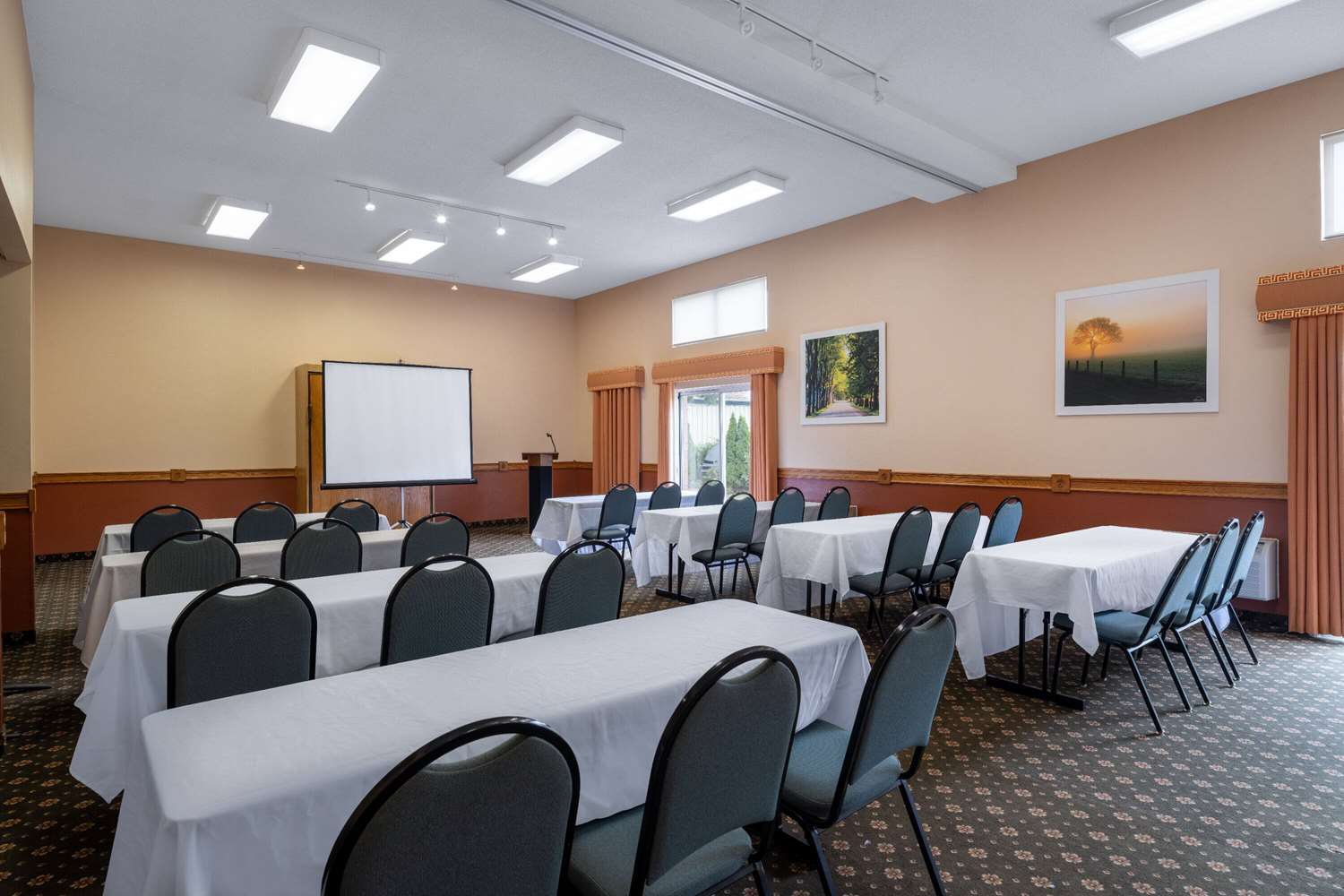Days Inn & Suites by Wyndham Madison 40/41