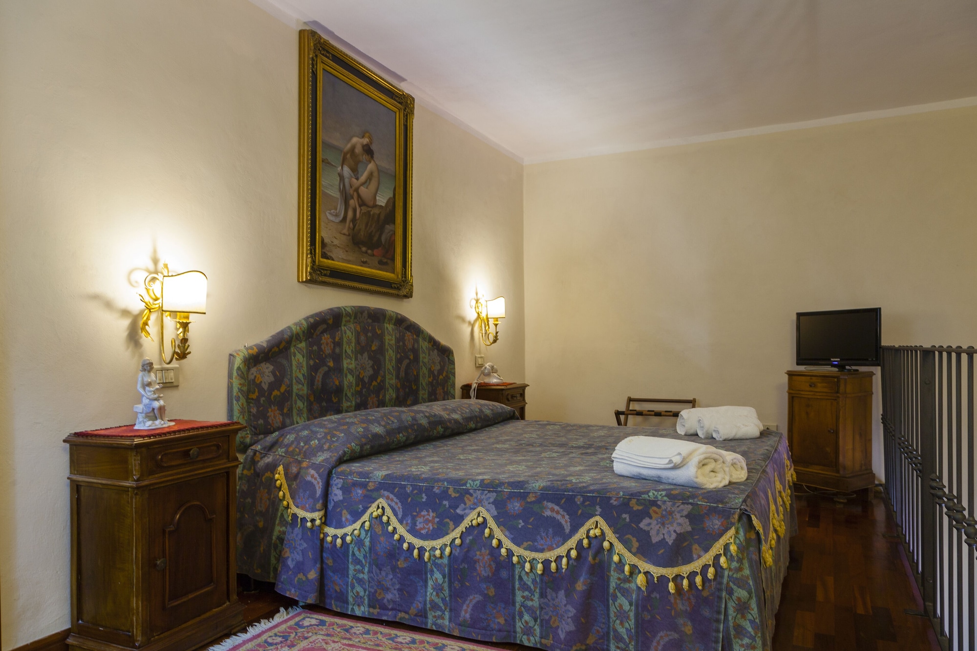 DUPLEX, SENIOR, SUITE