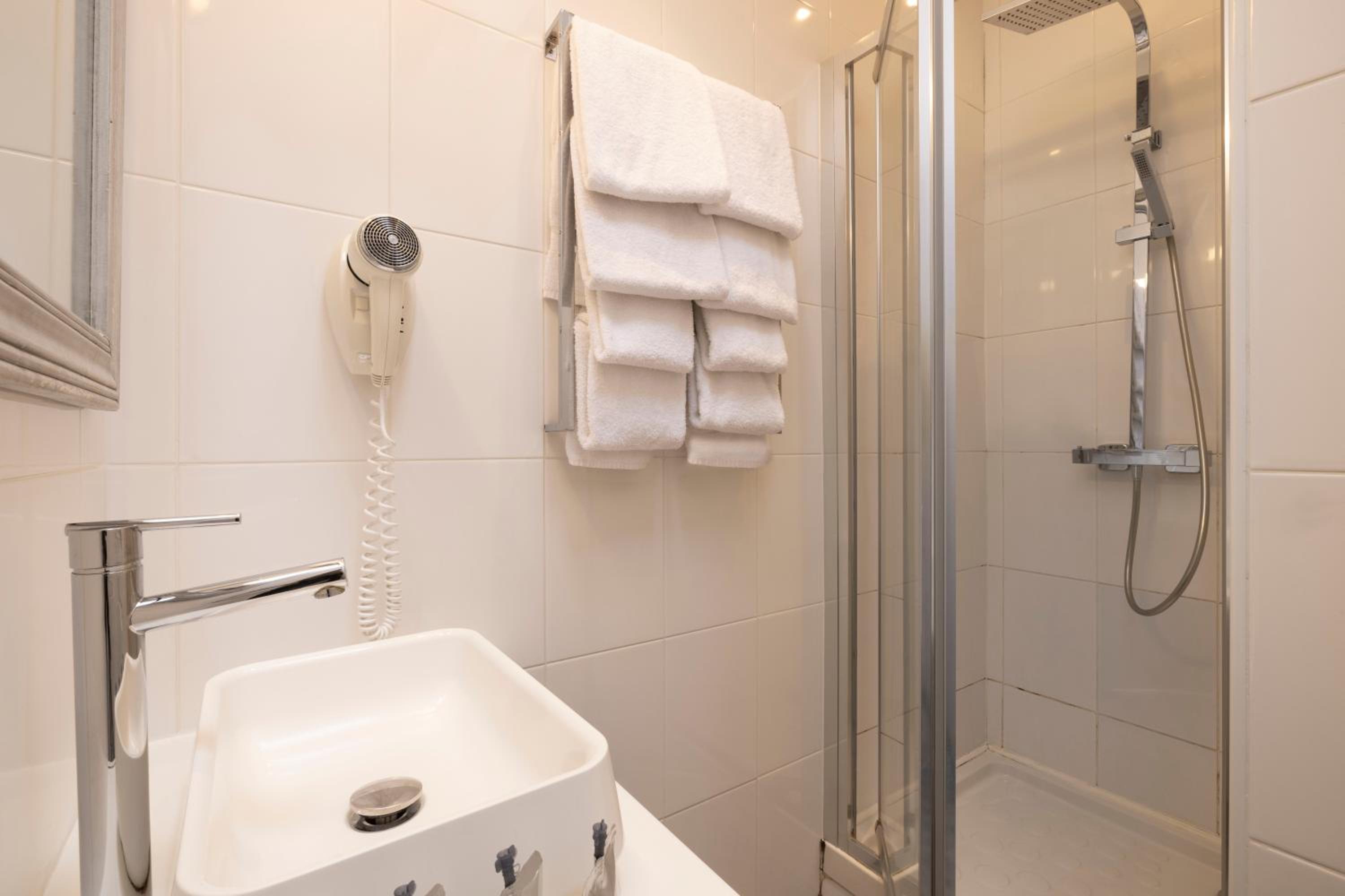 Family, 1 Double and 2 Bunk Beds, Sacre Coeur View، Le Regent Montmartre 2/3