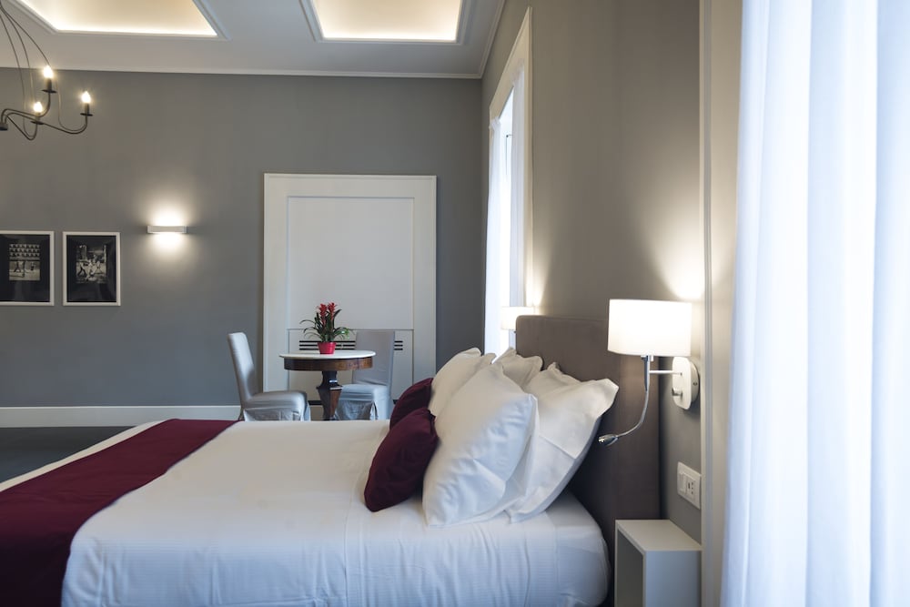 SUITE, KING BED, BATHTUB