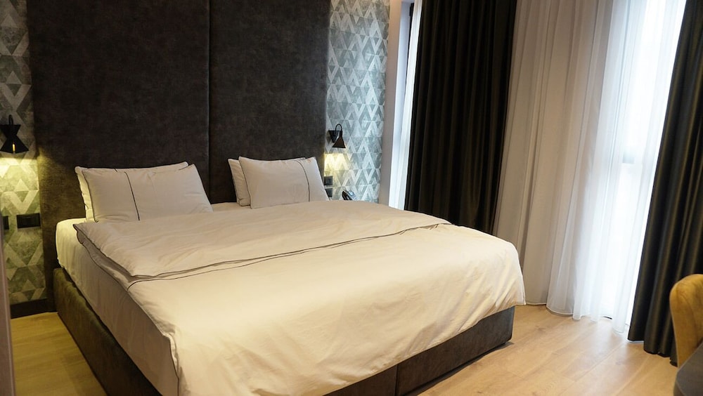 HOTEL STAR LIGHT TIRANE 11/23
