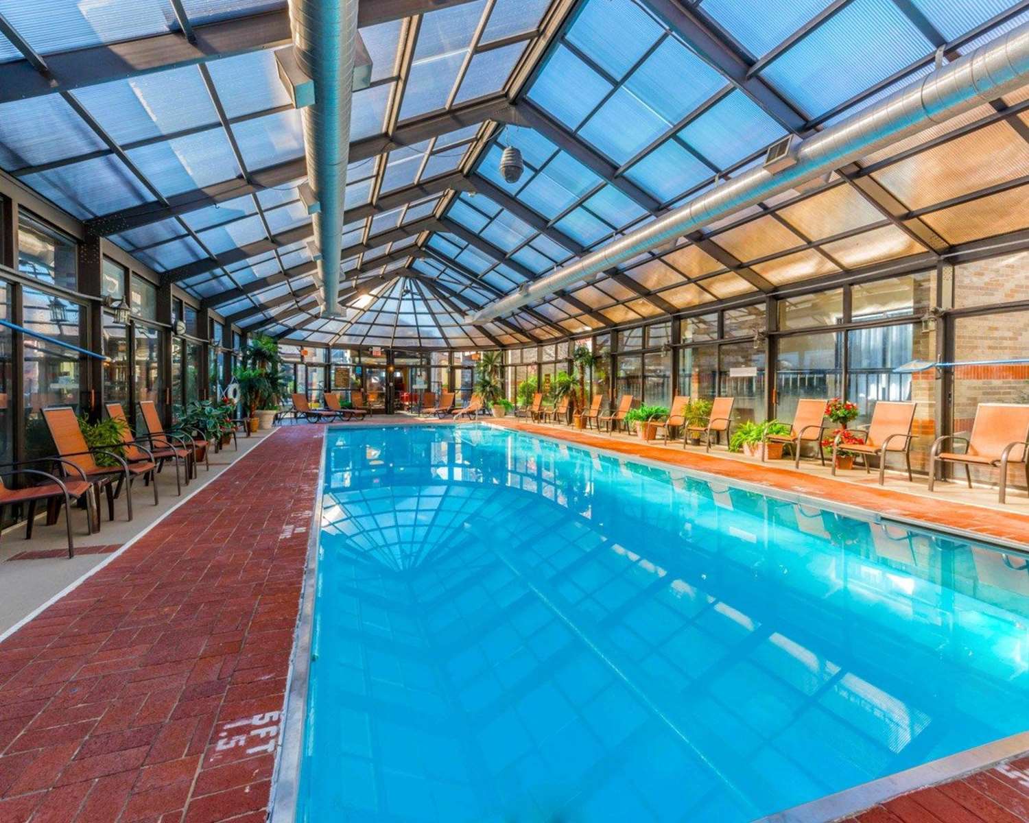 Comfort Inn & Suites Erie - Splash Harbor Indoor Waterpark 30/55