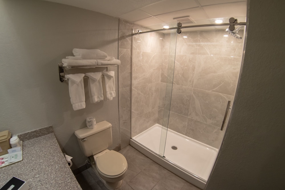 Baymont by Wyndham Shakopee 50/50