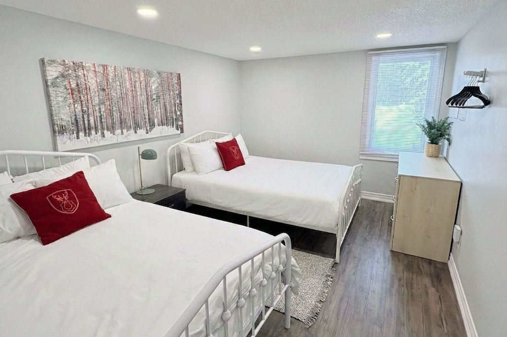 Green, 3 Queen Beds, Sofa