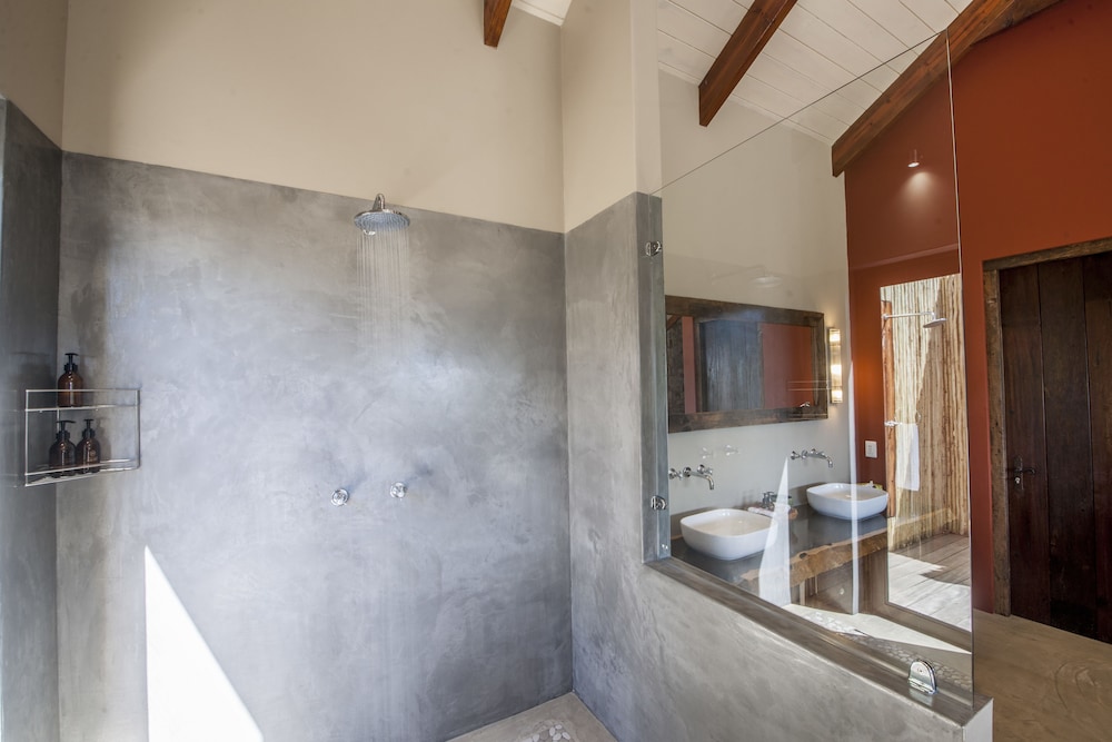 Tamodi Lodge and Stables 50/50