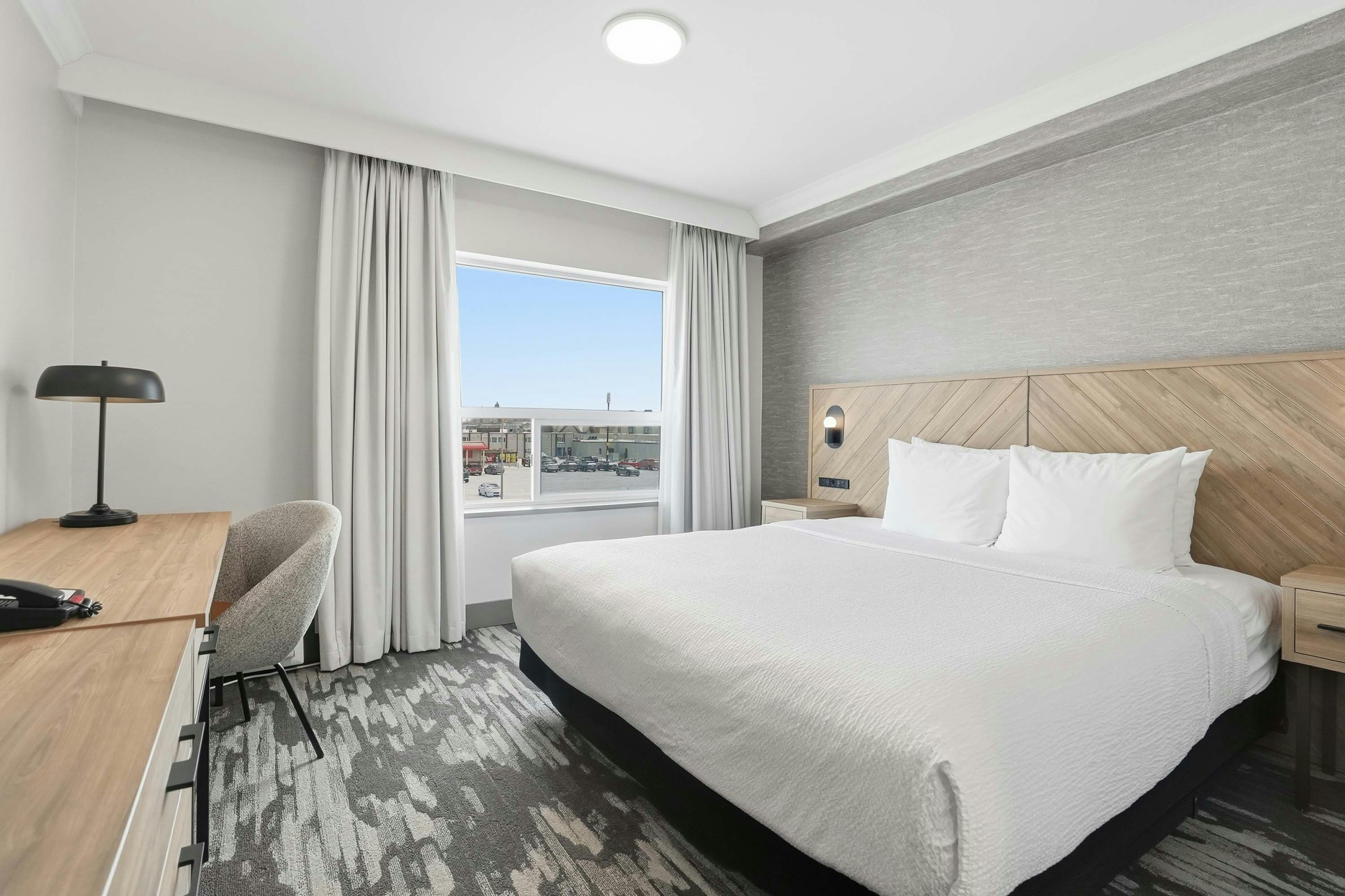جناح بسرير كينج مع أريكة بمطبخ صغير، Sandman Hotel Saskatoon 3/9