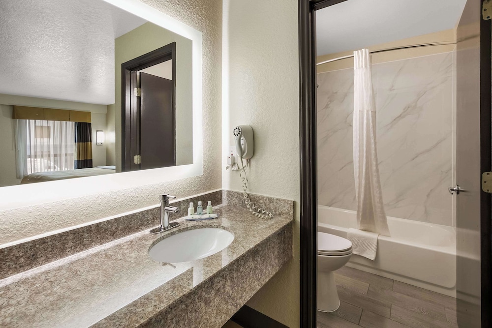 غرفة قياسية بسرير كينج، Quality Inn Commerce at I-85 6/10