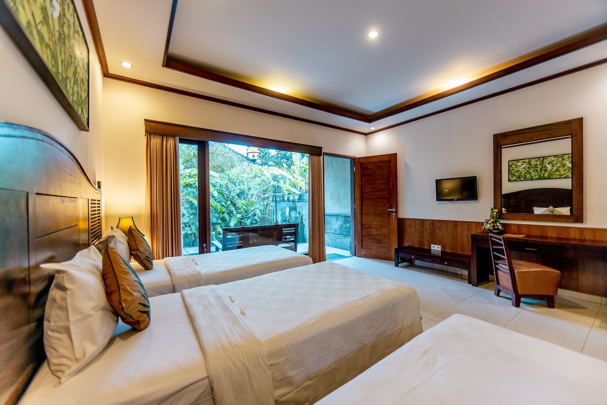 ECONOMY, 3 BEDS, POOL VIEW
