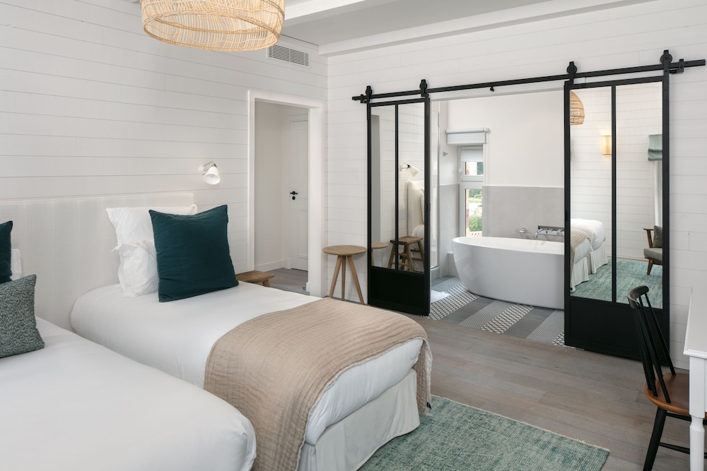 DELUXE, DOUBLE OR TWIN BED, PARTIAL SEA VIEW