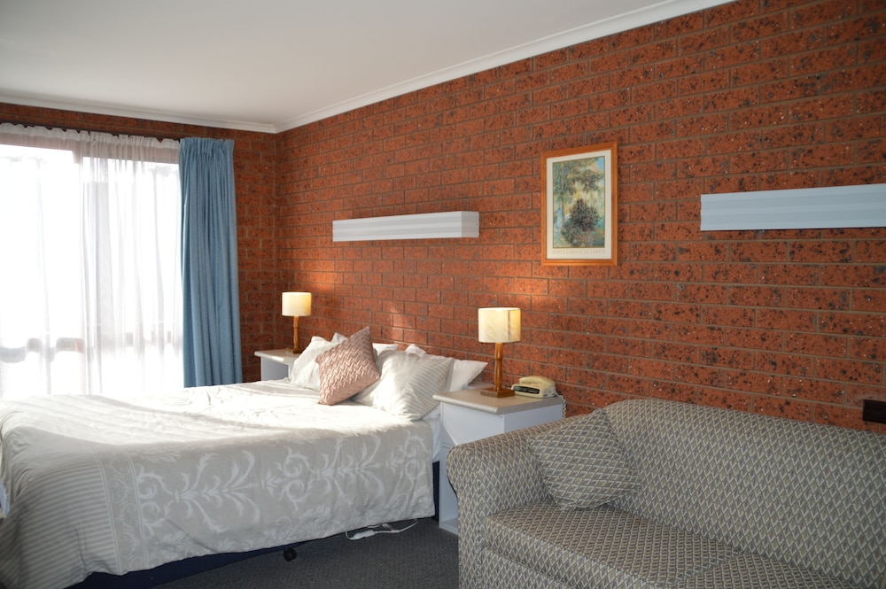 WHALERS REST MOTOR INN 14/56