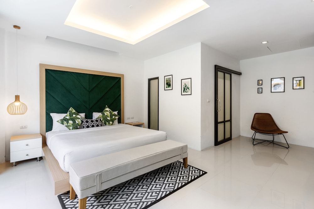 Junior, King Bed, Pool Access