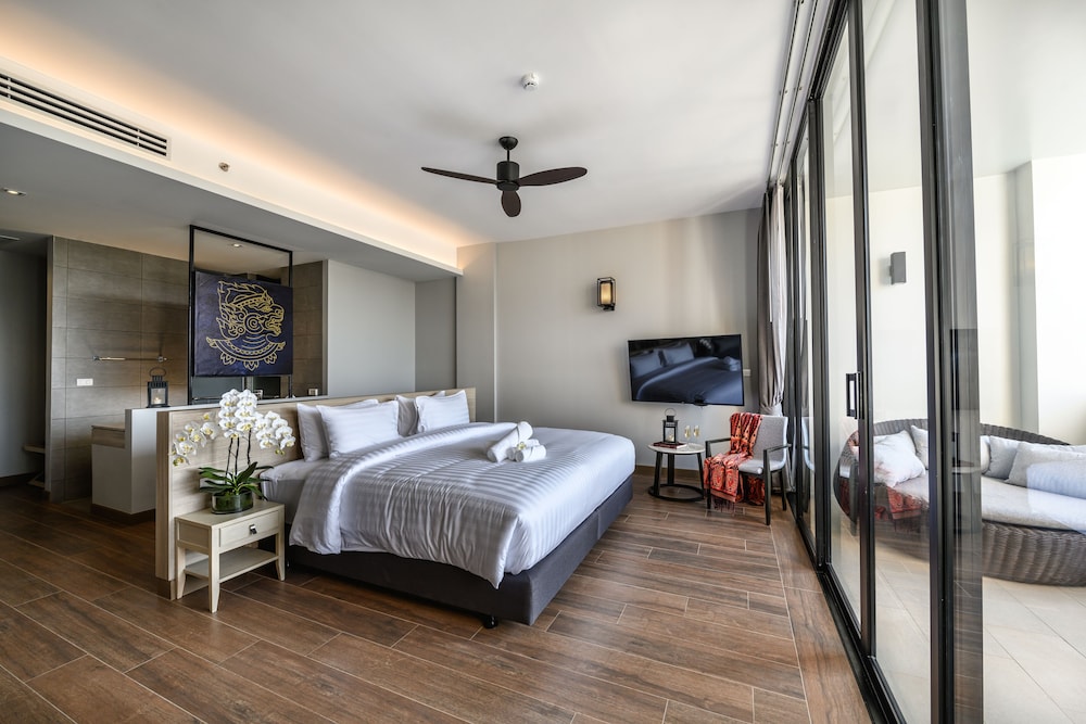 SUITE, JETTED TUB