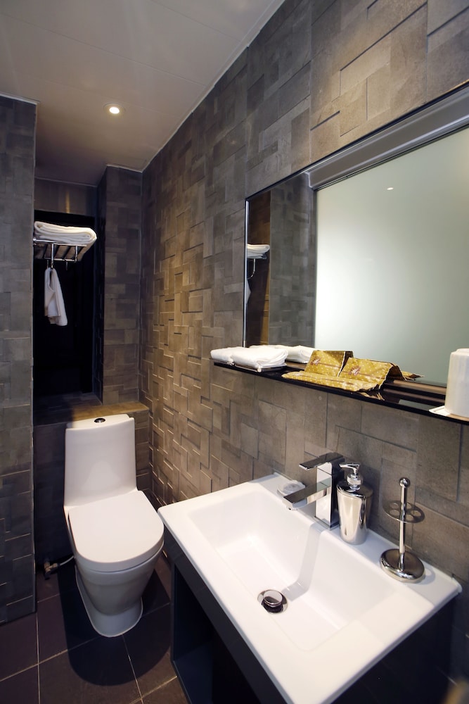 M1 HOTEL NORTH POINT 63/66