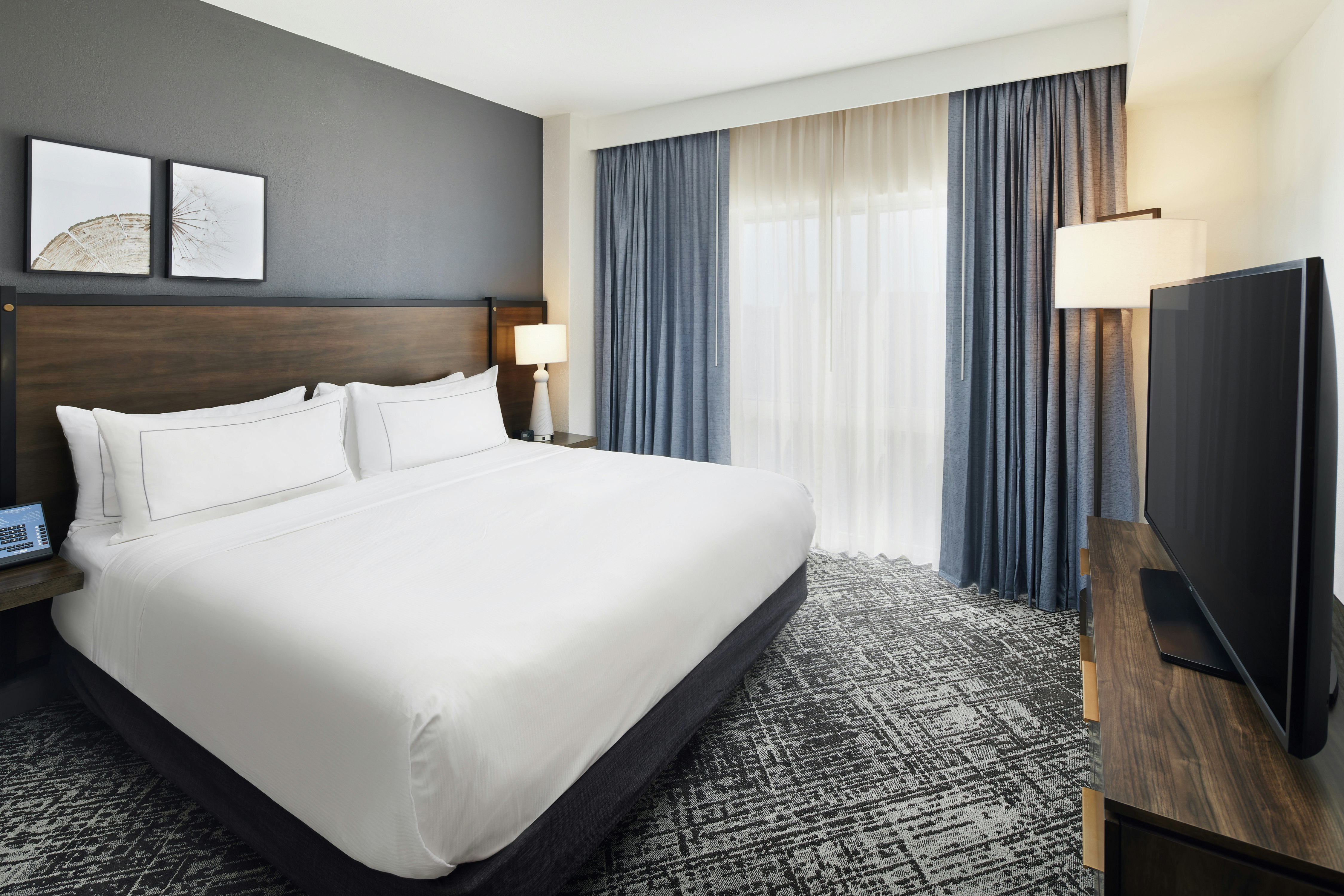 1 King Boardroom 2 Room Suite