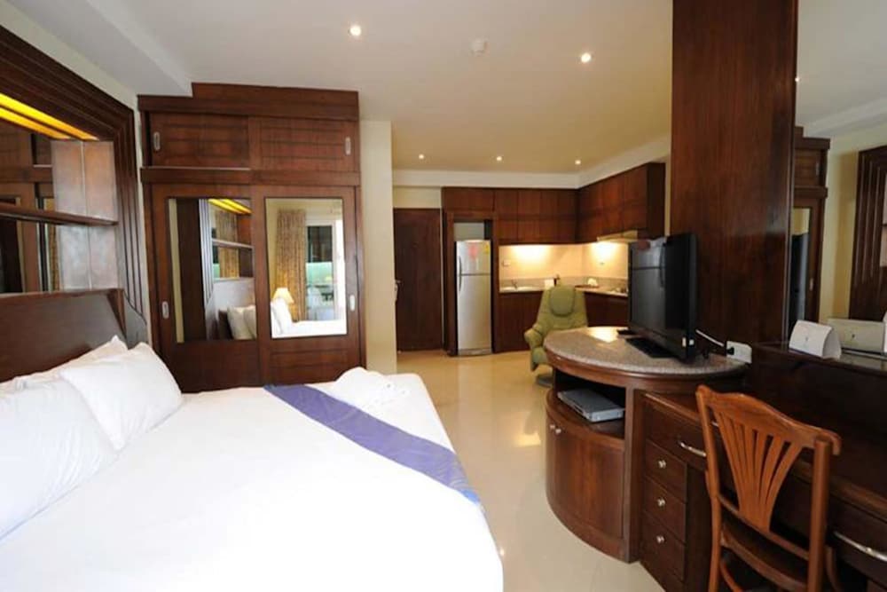 The Whitehouse Condotel 13/40