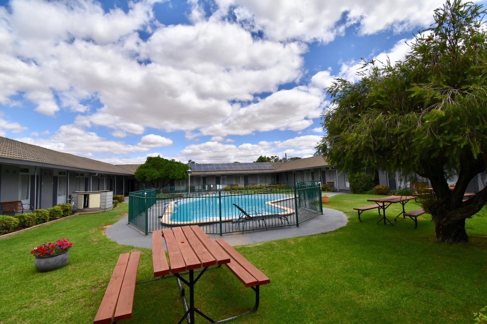 Townhouse Motel Cowra 54/56