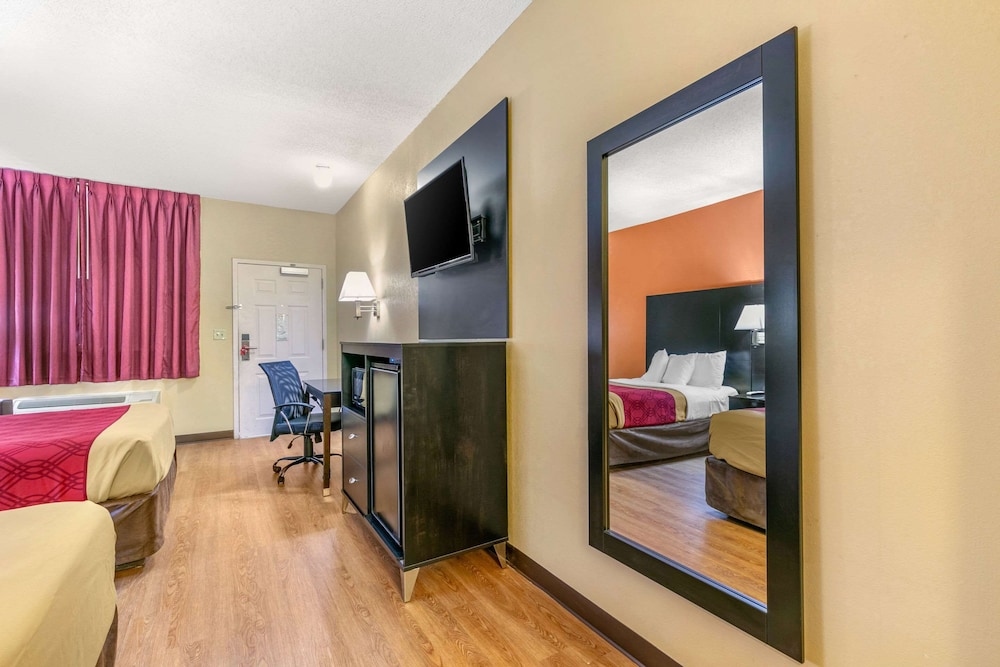 Econo Lodge Northport near University 26/36