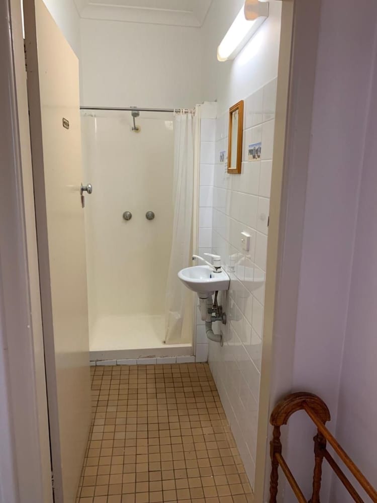 BURWOOD BED AND BREAKFAST 46/47