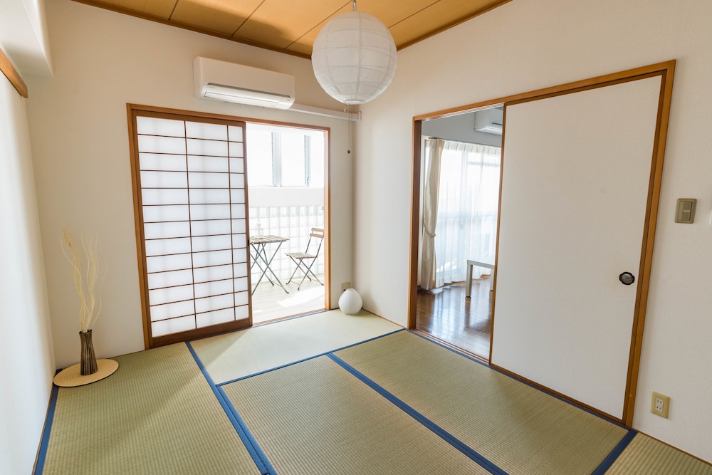 Universal Bay Condominium 30/60