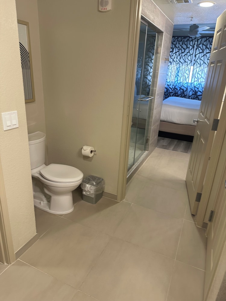 جناح ديلوكس بسرير كينج مع أريكة بمطبخ، Bluegreen Vacations Club 36 An Ascend Collection Resort 9/10
