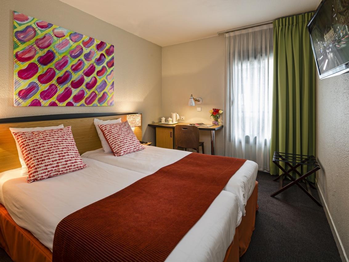 ROOM, TWIN BEDS