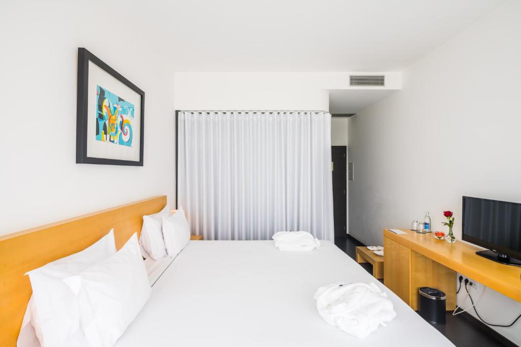 Art, Spa, Double or Twin Bed