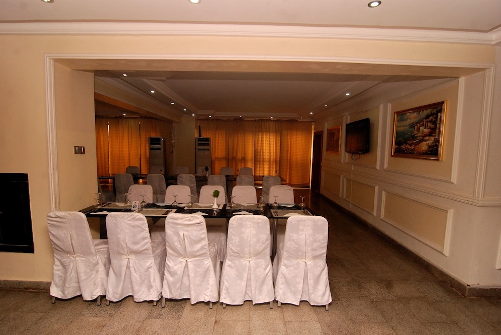 Stonehedge Hotel 6/50